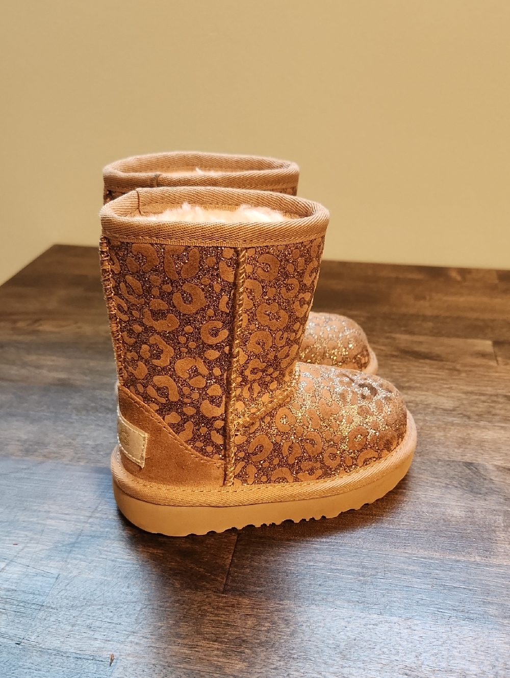 Glitter Leopard Print Ugg Shearling Boots Kids Size 6